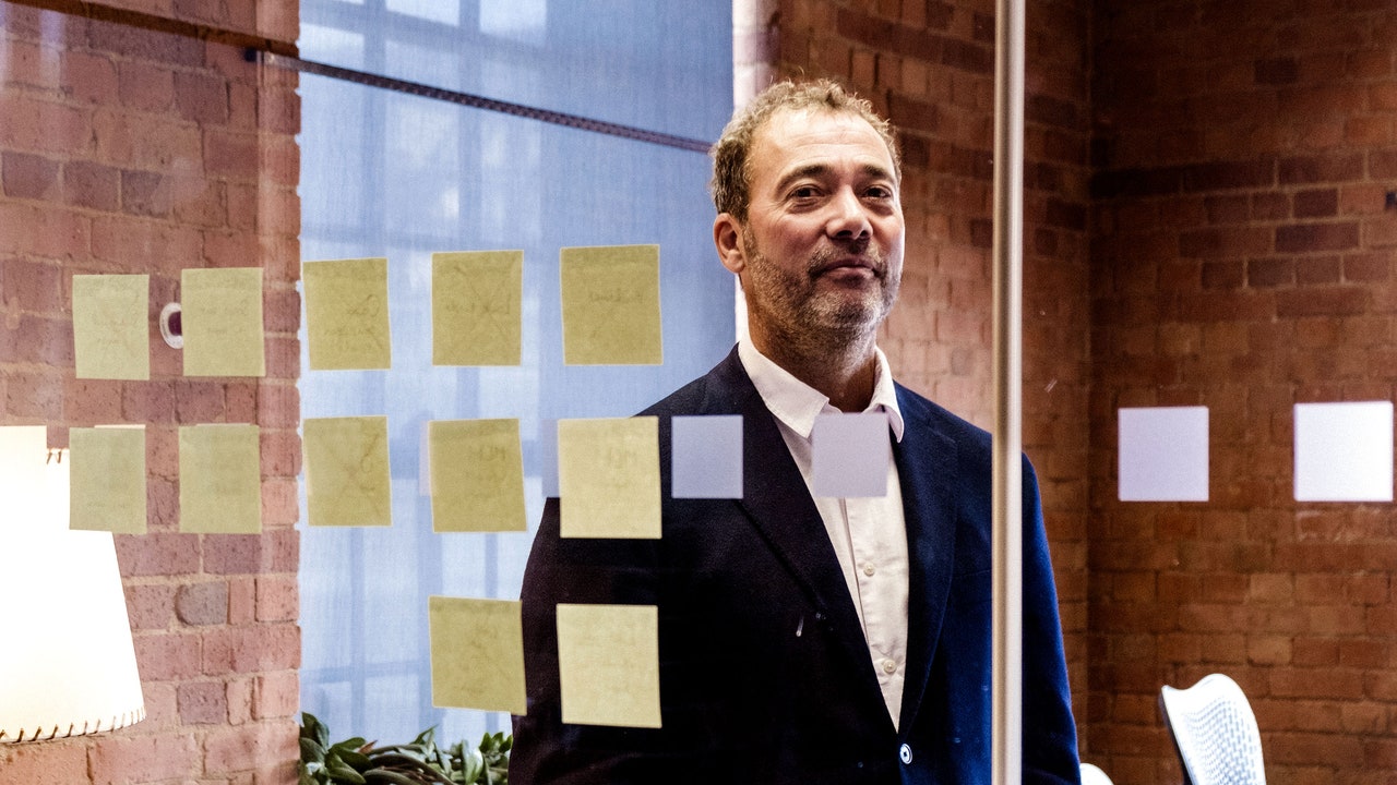 "אני לא יכול לצבוע את זה יותר": האם לואיס מגן בבוטות על שייק אפ של וושינגטון פוסט