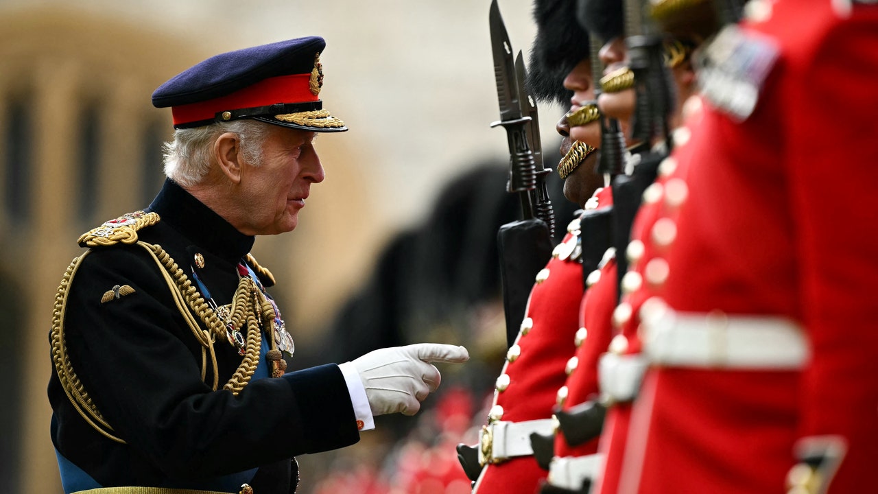 המלך צ'ארלס "לא יעשה מה שאומרים לו", מתבדחת המלכה קמילה