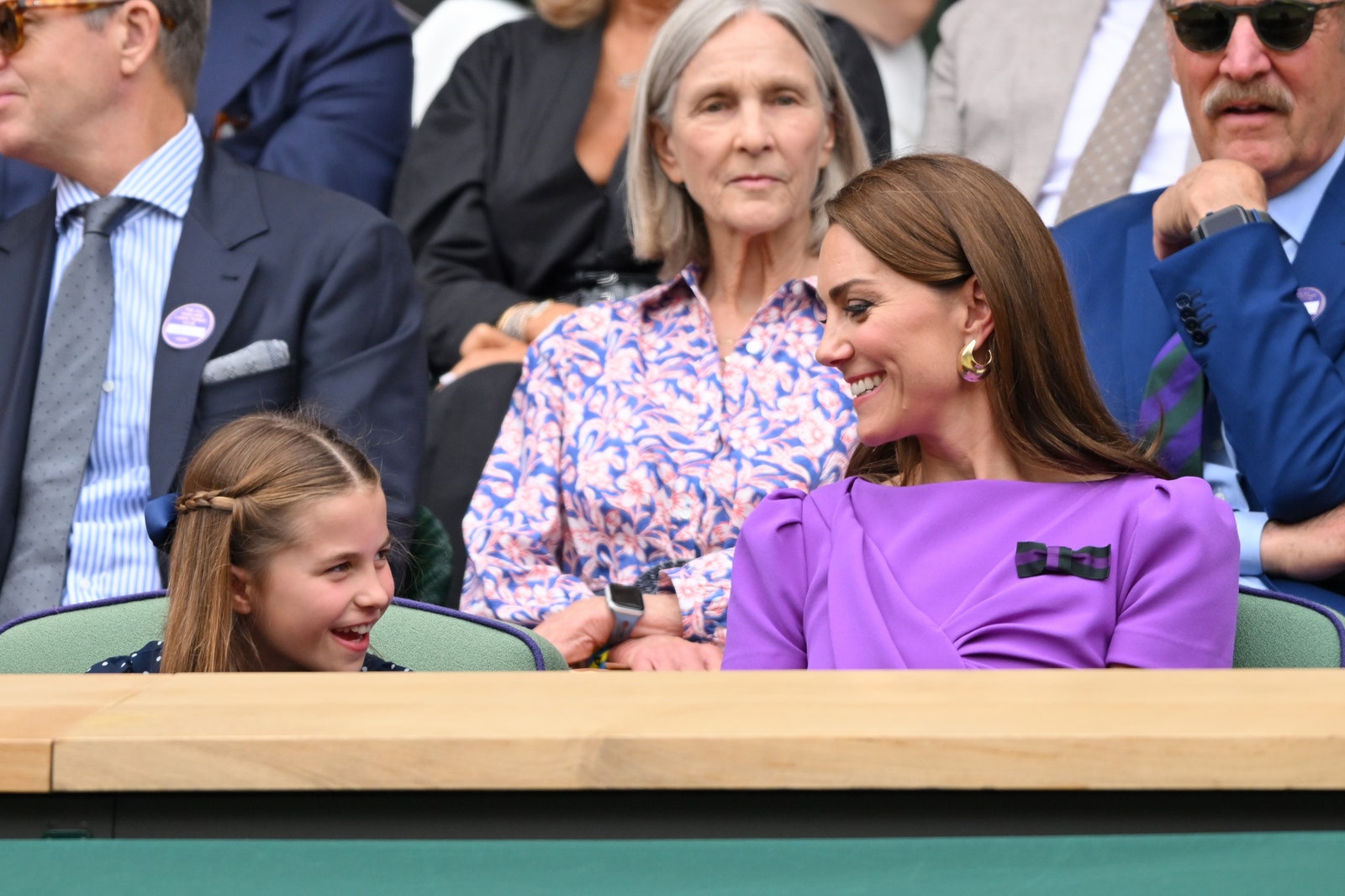 התמונה עשויה להכיל את Stan Smith אדם מבוגר אביזרים משקפיים לבישה רשמית עניבה ראש פנים שעון יד וילד