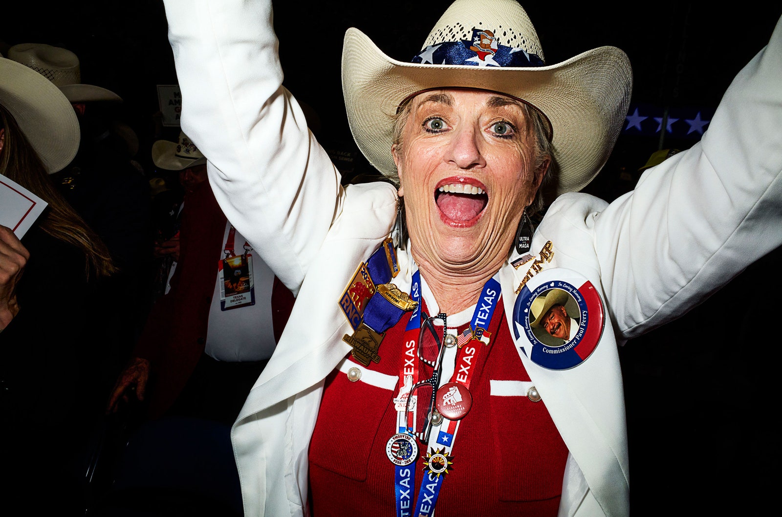 התמונה עשויה להכיל בגדים כובע ראש אדם פנים צילום חתונה ודיוקן למבוגרים