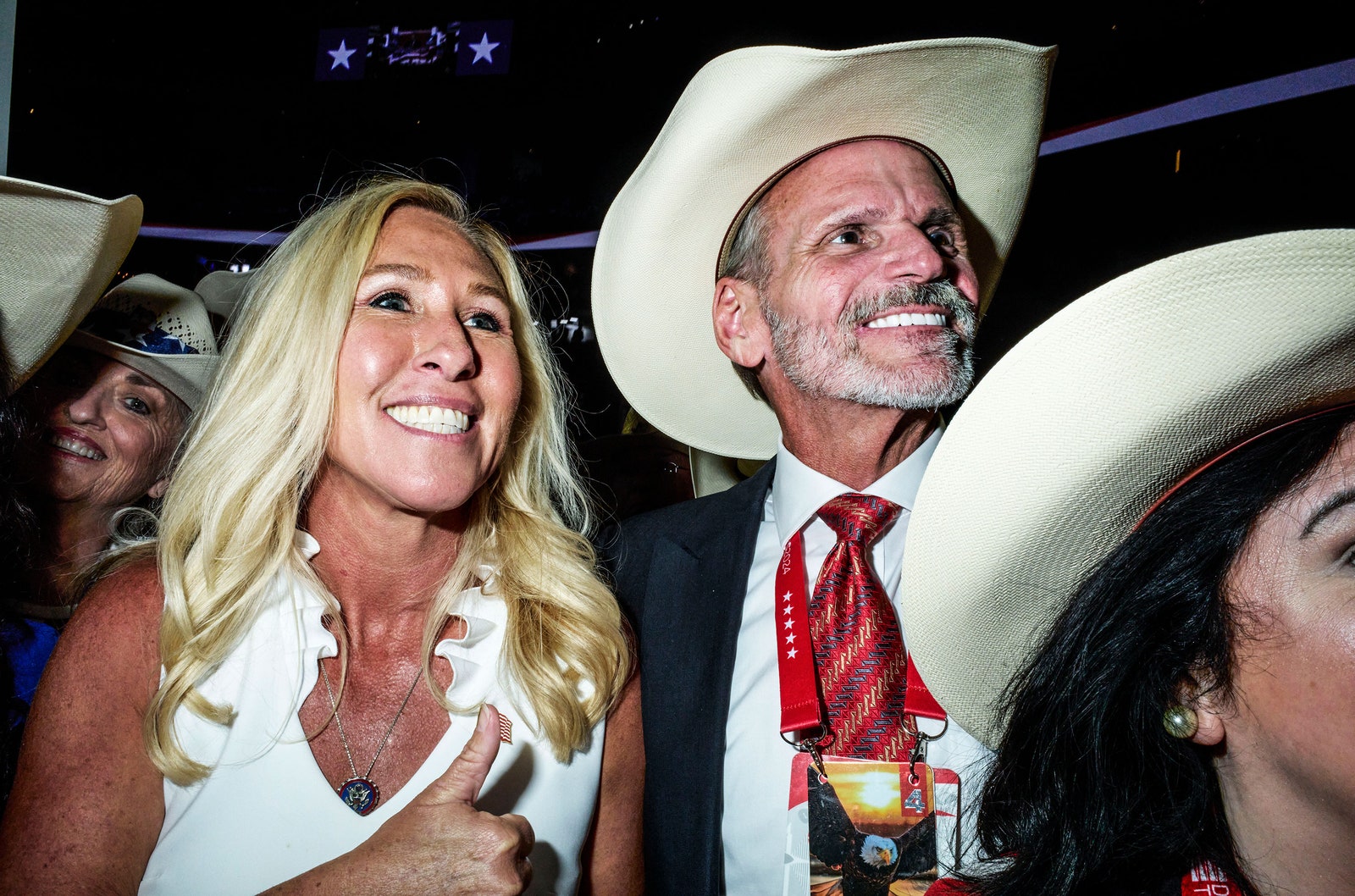 התמונה עשויה להכיל כובע בגדים אדם מבוגר אביזרי חתונה לבוש רשמי תכשיטי עניבה שרשרת וכובע קאובוי