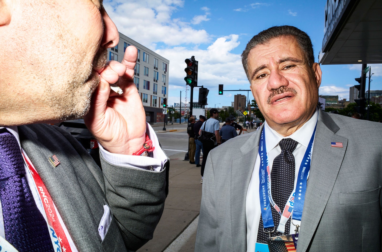 התמונה עשויה להכיל בגדים מעיל מעיל עיר כביש רחוב אורבני בלייזר צילום פנים ראש אדם ודיוקן