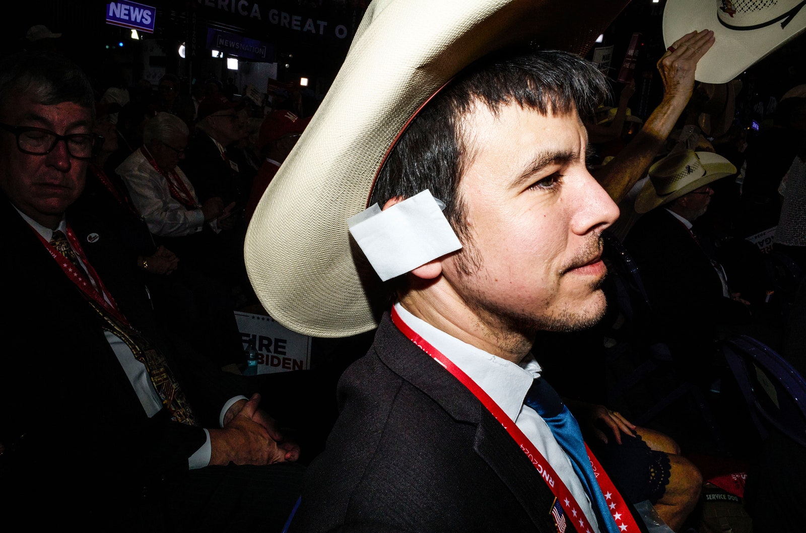 התמונה עשויה להכיל בגדים כובע אביזרי משקפיים כובע בוקרים לבוש רשמי עניבה אדם מבוגר חתונה והנעלה