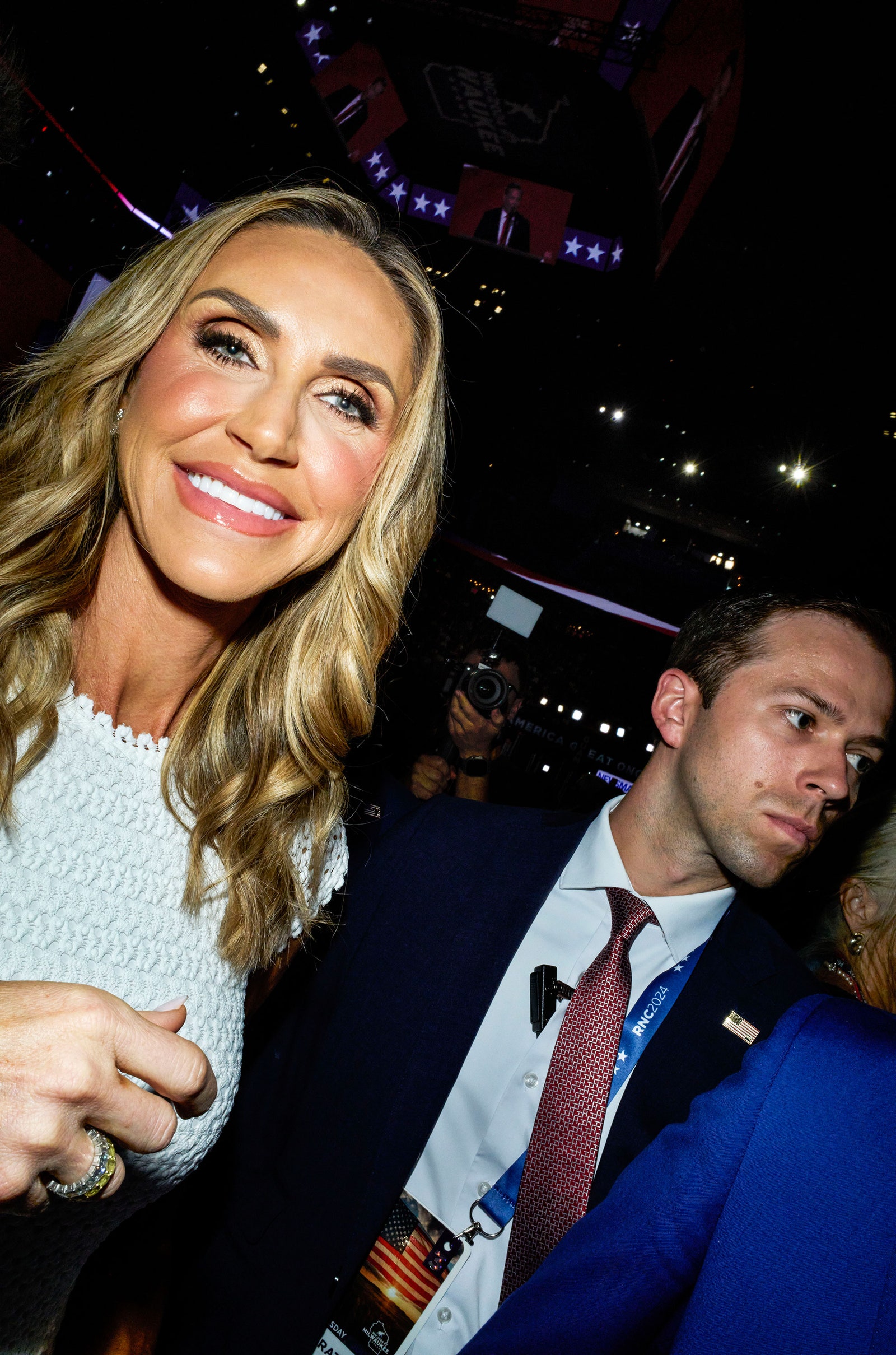 התמונה עשויה להכיל בלייזר מעיל מעיל אביזרים ללבוש רשמי עניבה פנים ראש אדם וצילום