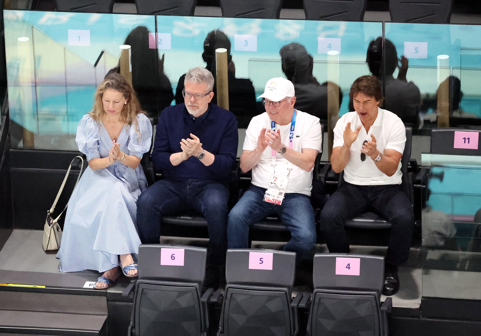 התמונה עשויה להכיל אדם מבוגר ביגוד כובע אביזרי ילד תיק תיק משקפיים שעון יד הנעלה ונעל