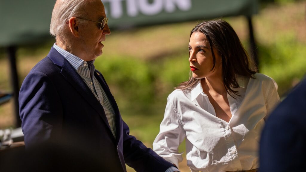 AOC אומר לאנשים לעמוד מאחורי ג'ו ביידן: "העניין סגור"