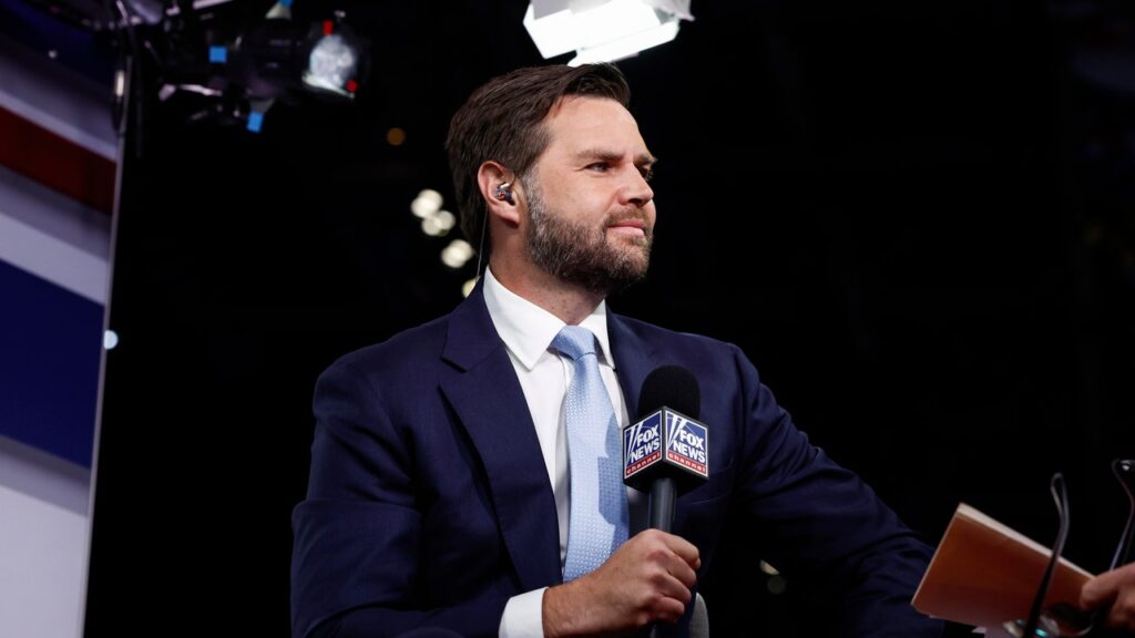 ג'יי.די ואנס אומר שההערות על קמאלה האריס ו"גברות חתול ללא ילדים" היו "סרקזם" בראיון עם מגין קלי