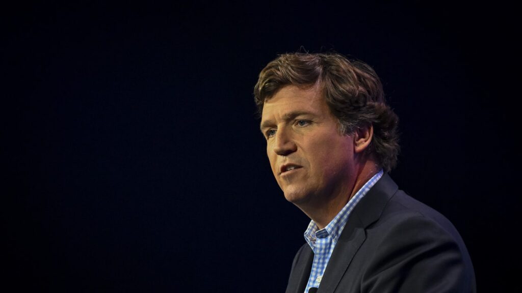 טאקר קרלסון אמר לטראמפ לבחור ב-JD Vance או ב-Deep State עשויה לרצוח אותו: דווח