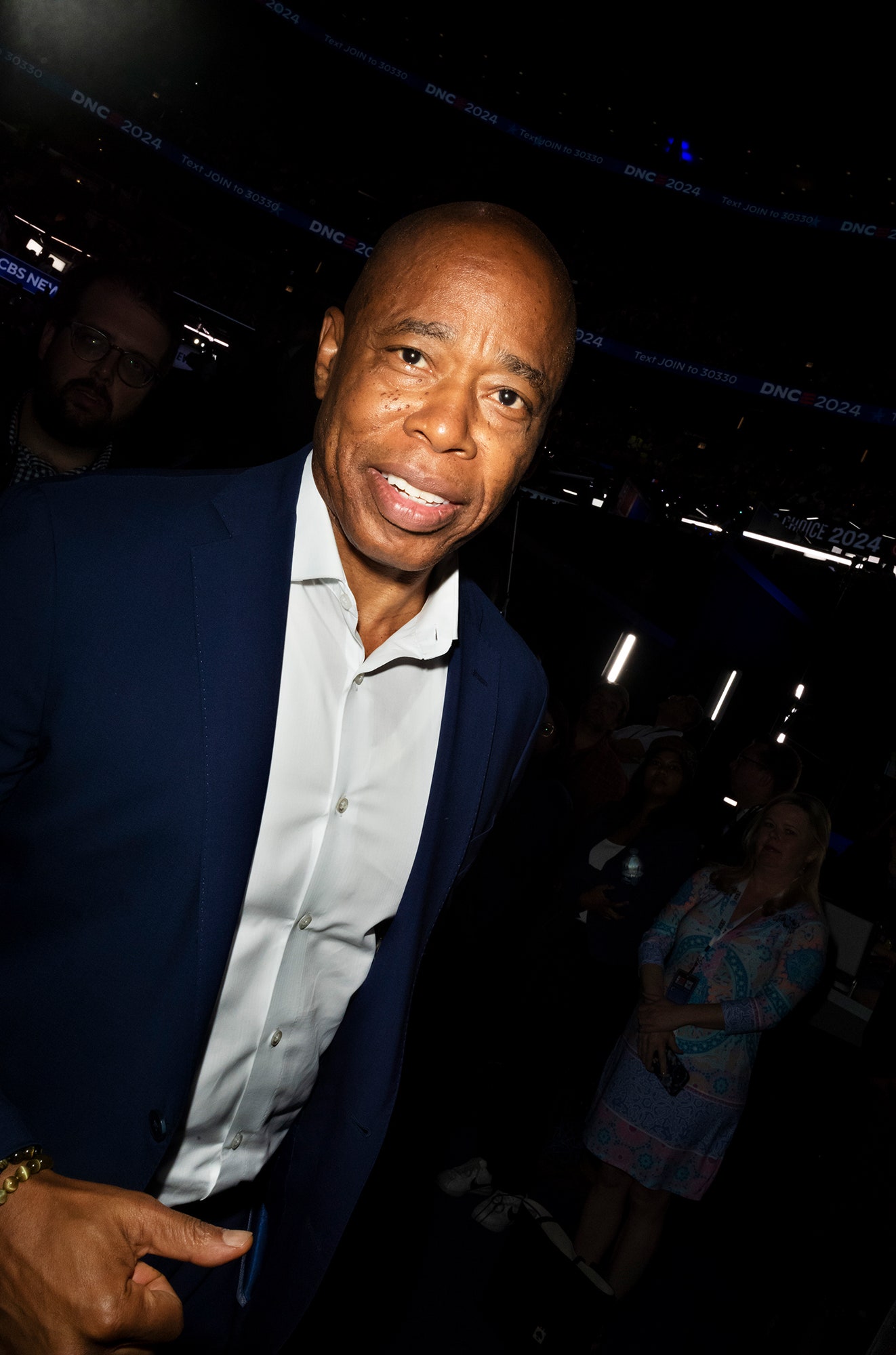 התמונה עשויה להכיל את אריק אדמס בלייזר מעיל מעיל פנים צילום ראש אדם דיוקן ולבוש רשמי