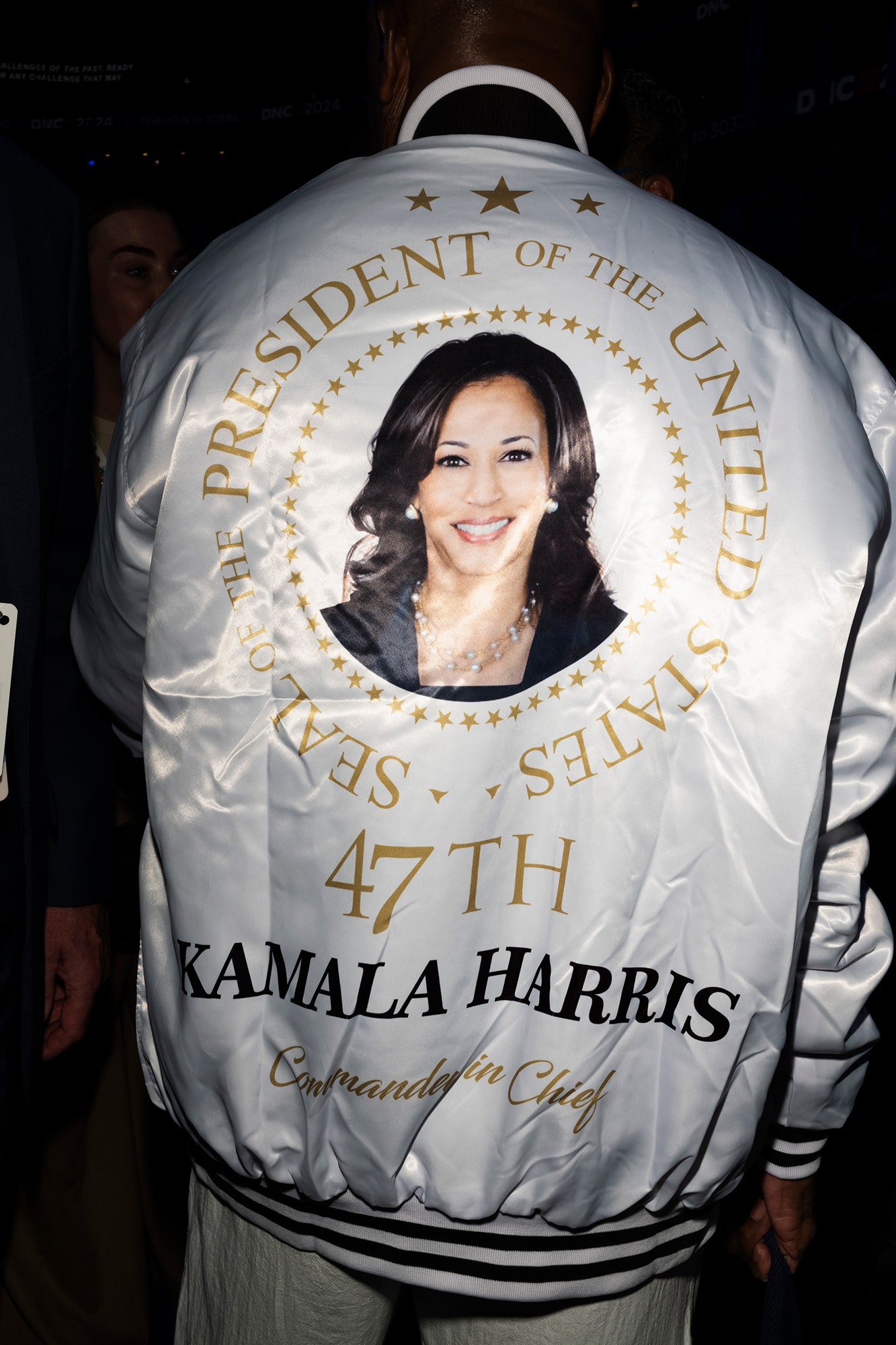 התמונה עשויה להכיל Kamala Harris מעיל מעיל חולצה עם שרוולים ארוכים חולצה פנים ראש אדם וצילום