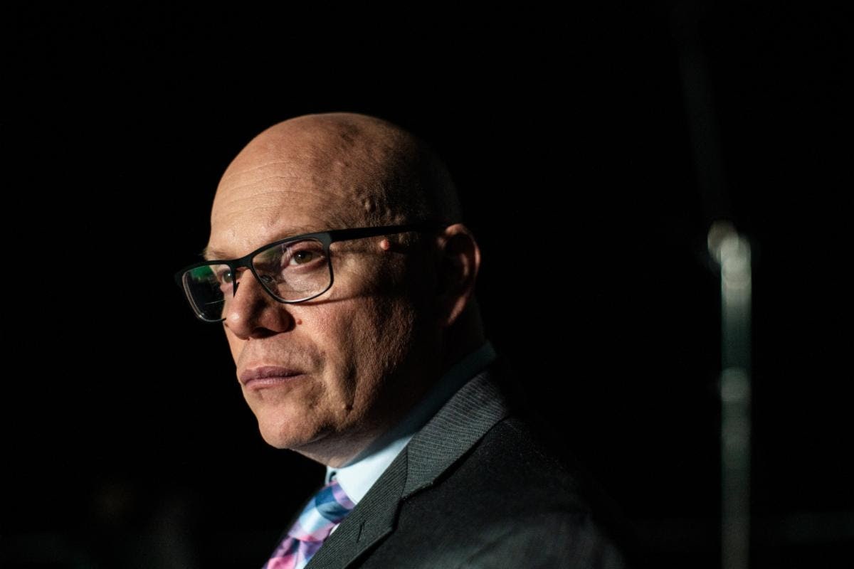 התמונה עשויה להכיל פנים ראש אדם צילום דיוקן אביזרים משקפיים לבישה רשמית למבוגרים עניבה ובגדים