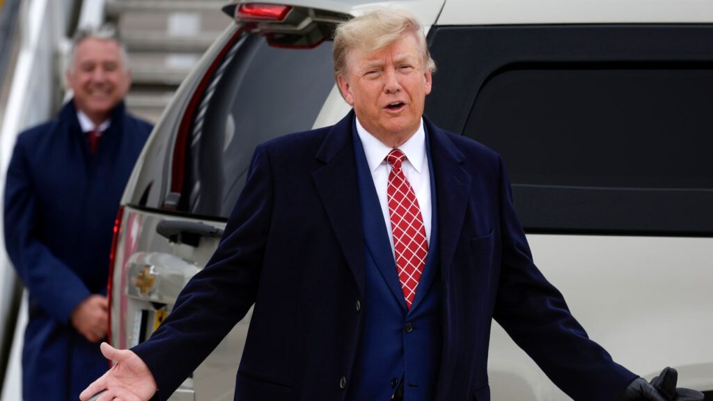 דונלד טראמפ, שבהחלט לא נמס בגלל הפופולריות של קמאלה האריס, דורש "לפסול" את יריבו מהבחירות