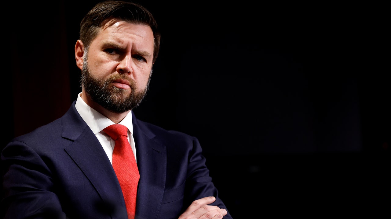 הקמפיין של קמאלה האריס מוציא דיס מאוד מ-2024 על JD Vance: "No Aura"