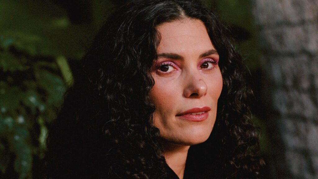 צ'אני ניקולס מציגה בחזית מבט משחרר של אסטרולוגיה