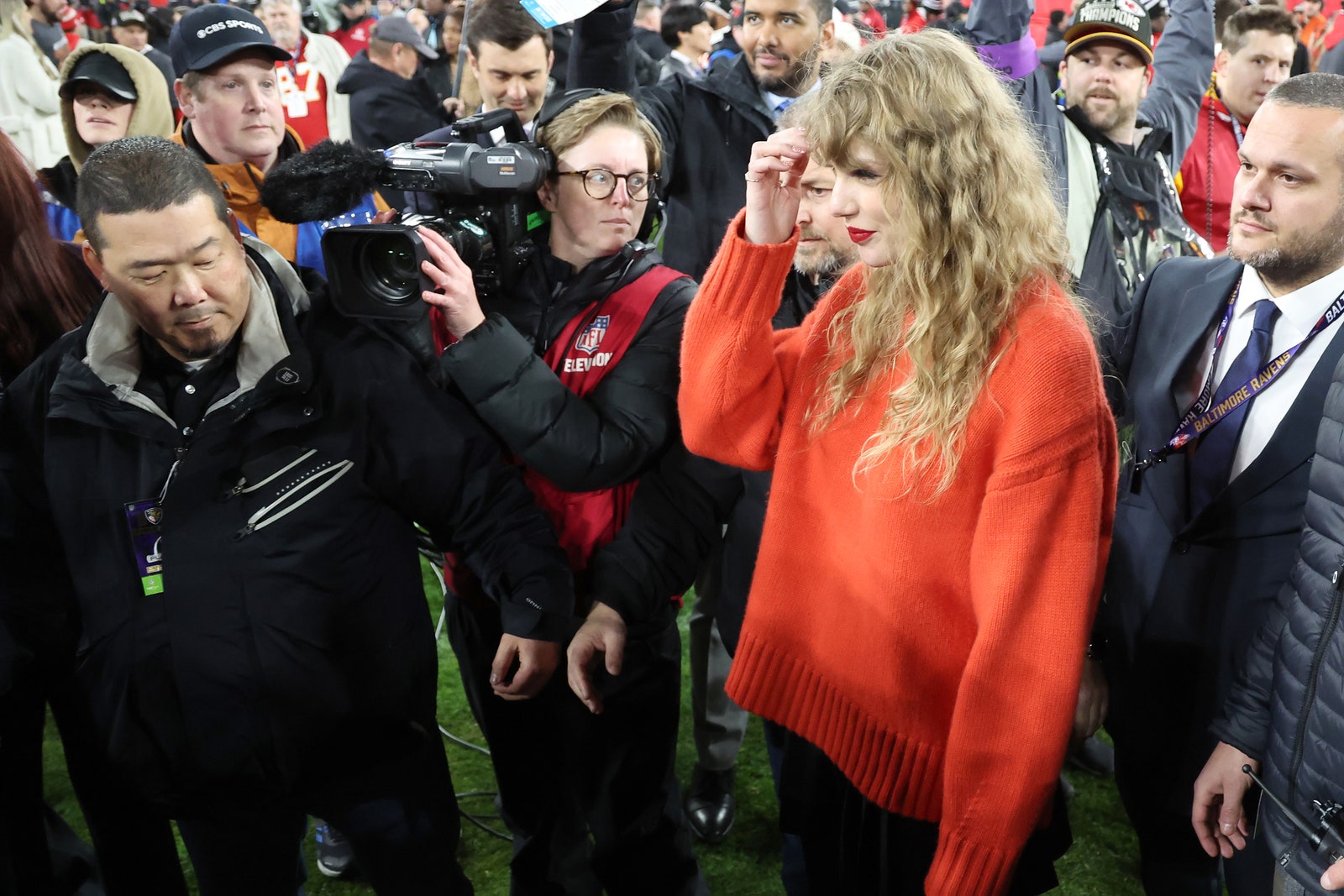 התמונה עשויה להכיל אדם מבוגר ביגוד כובע אביזרים משקפיים לבישה רשמית עניבה הנעלה נעל ואנשים