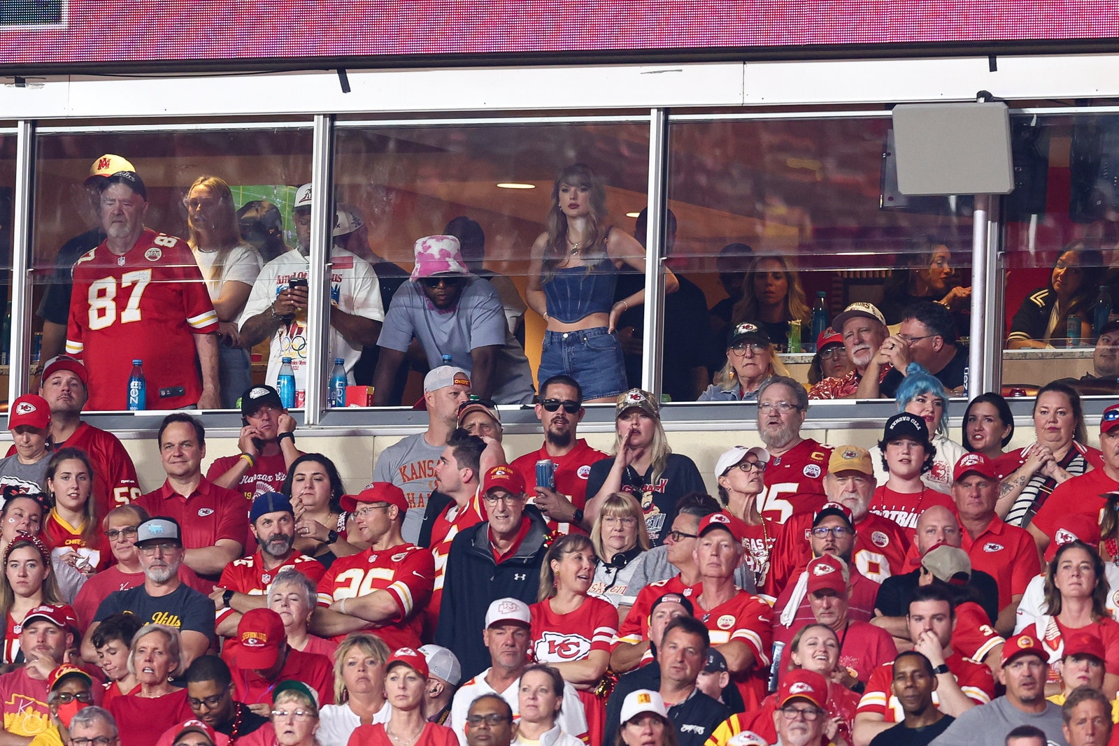 התמונה עשויה להכיל אנשים אדם ביגוד חולצה כובע בייסבול כובע כובע קהל מבוגרים פנים ראש וצילום