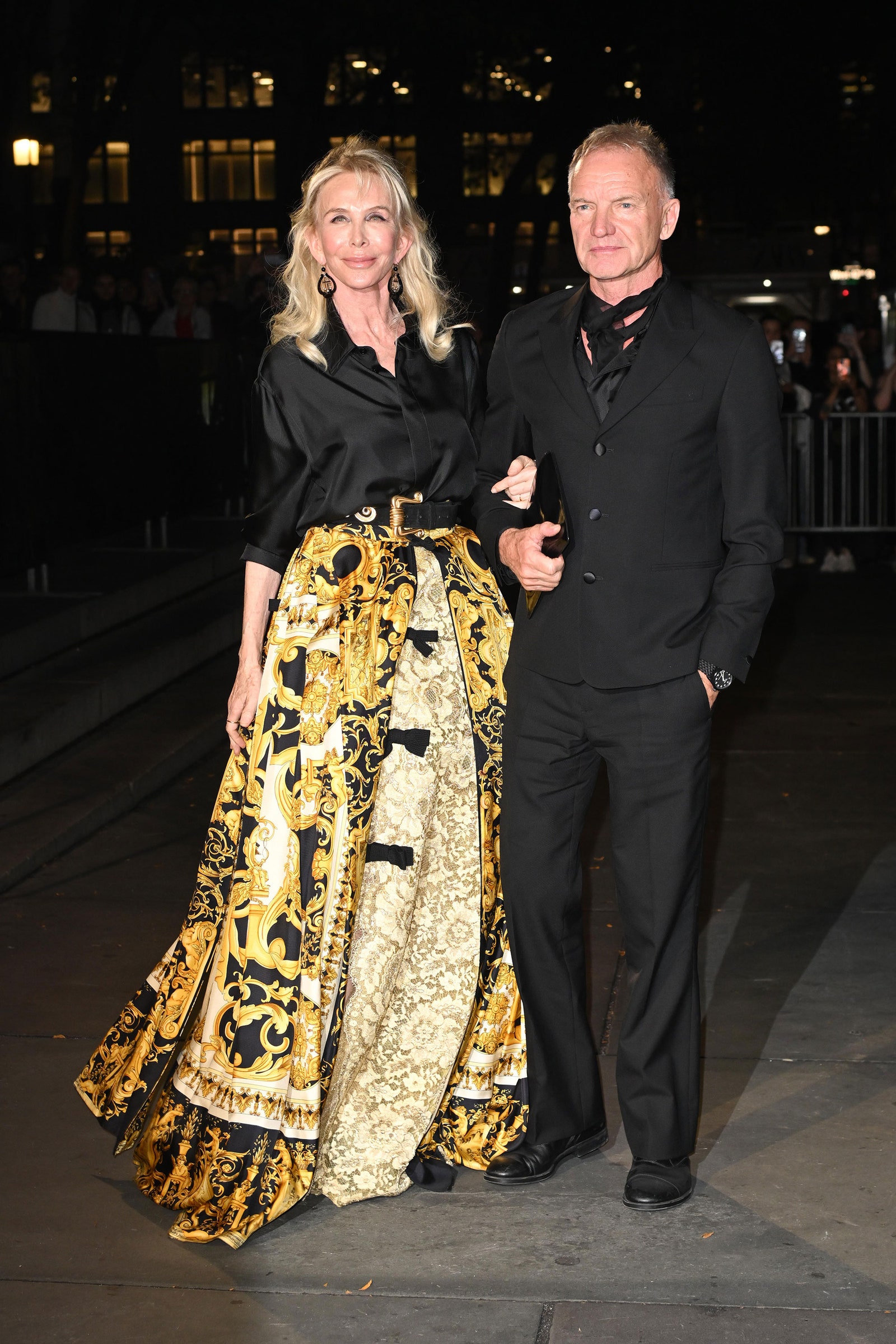 התמונה עשויה להכיל את Sting Trudie Styler אדם ביגוד שמלה אופנה לבוש רשמי חליפת הנעלה נעל ולמבוגרים