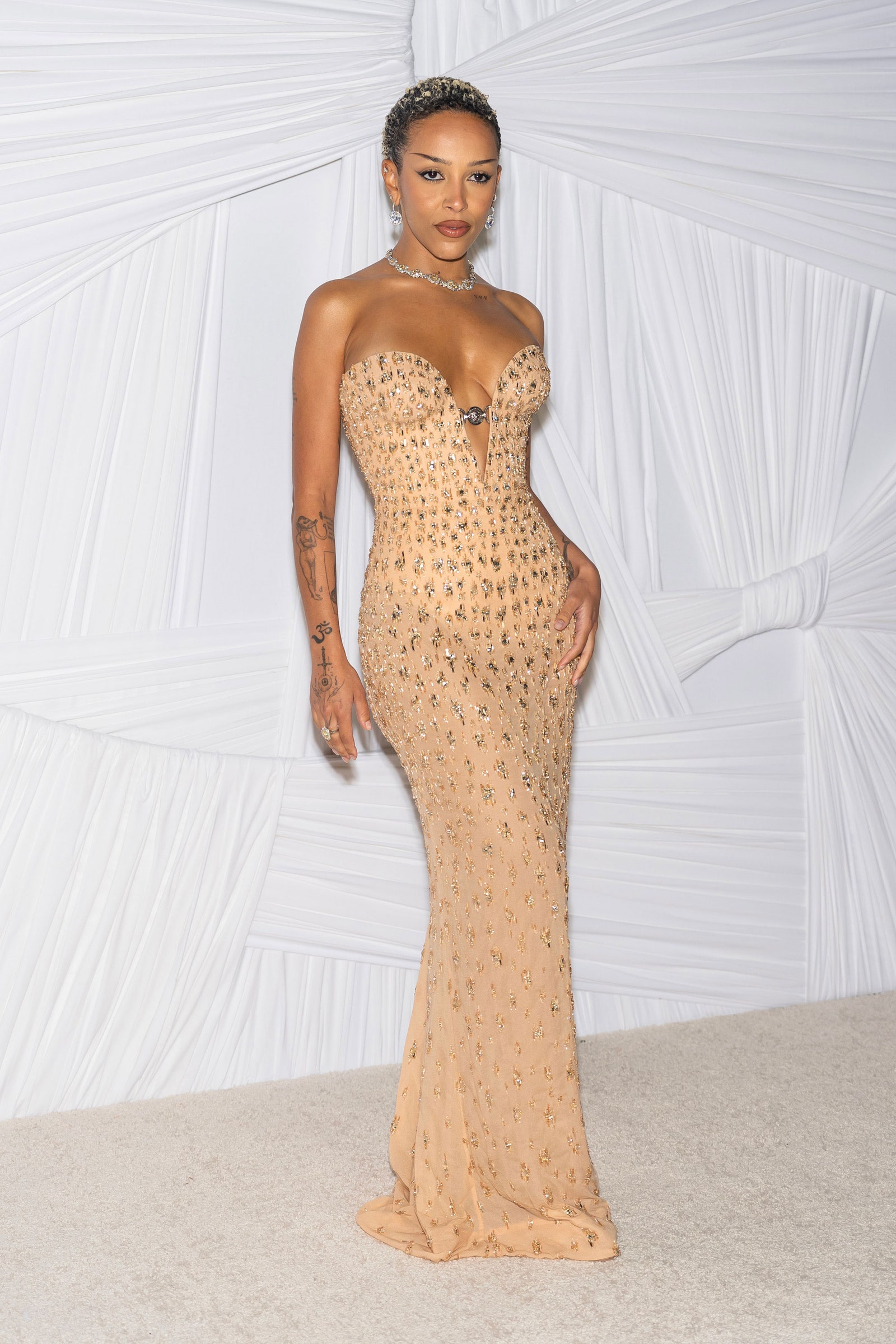 התמונה עשויה להכיל בגדים שמלת ערב שמלת ערב שמלת אופנה שמלת מבוגר שמלת כלה ושמלת כלה