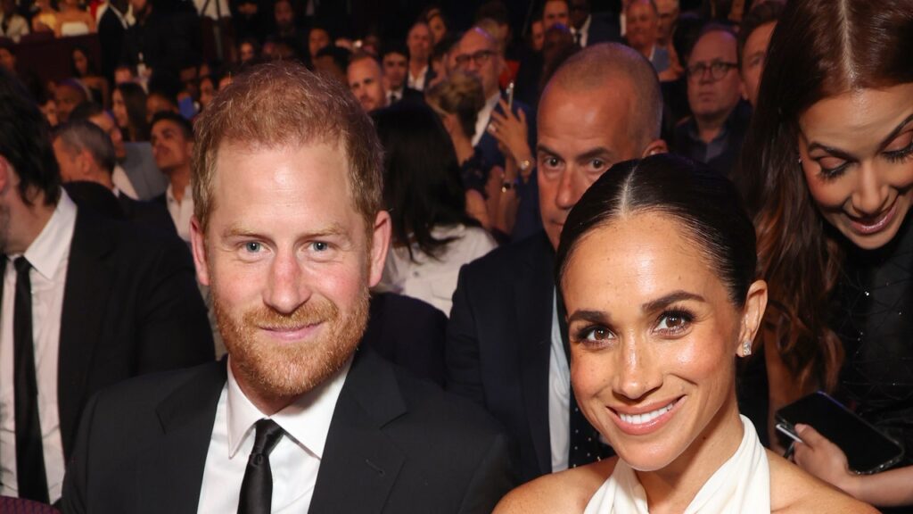 Meghan Markle, בשרשרת יהלומים חדשה, מגלה שהמרחב הבטוח שלה הוא חנות ספרים