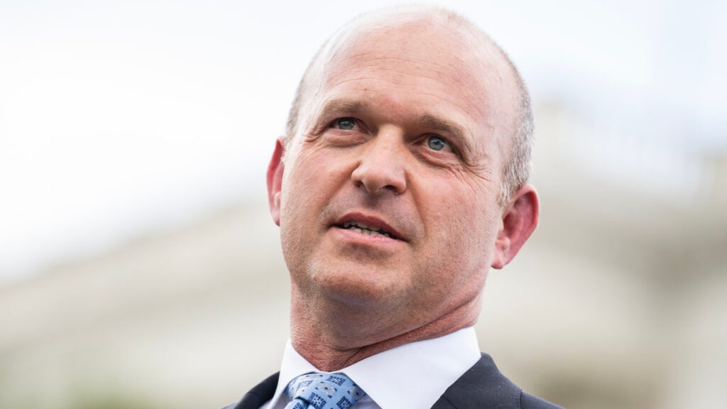 אין מה לראות כאן, רק המוח של פרויקט 2025 שמספר לאנשים לכאורה שהוא הרג את הכלב של השכן שלו עם חפירה