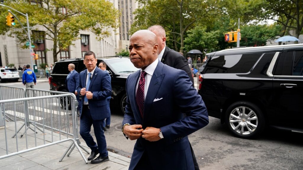 אריק אדמס, עומד בפני אישומים בשחיתות, עשוי למצוא חבר בדונלד טראמפ