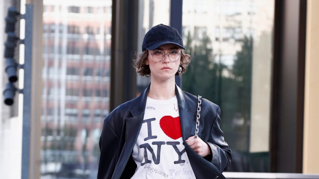 בשבוע האופנה בניו יורק, אלה אמהוף היא בראש קלפי המעצבים