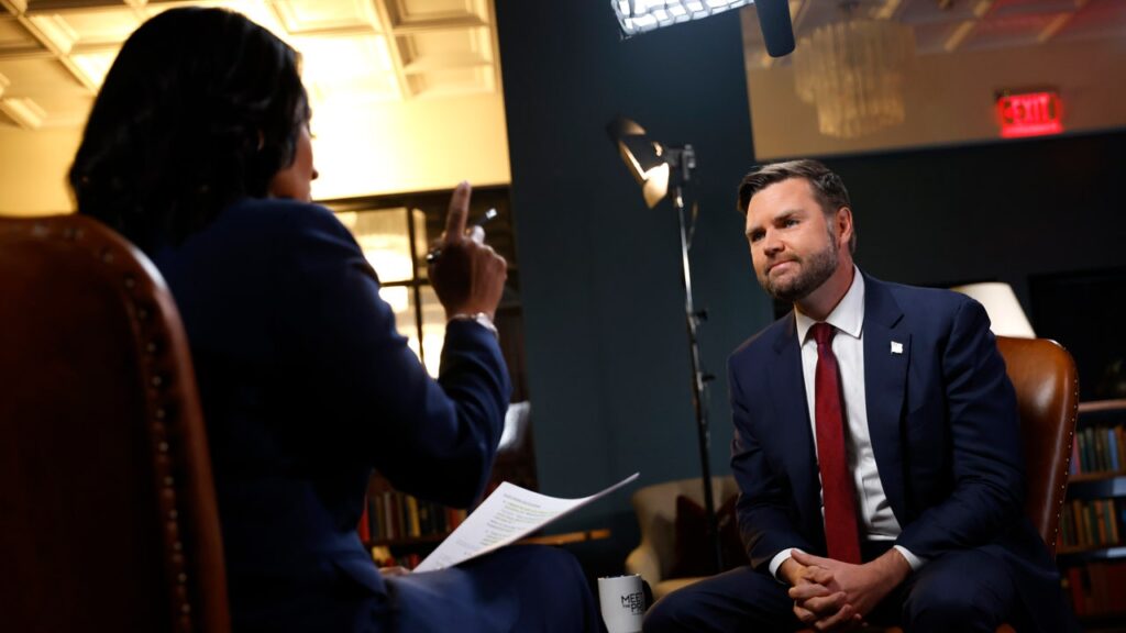 ג'יי.די ואנס מקטין את ההערות הגזעניות של לורה לומר, מכפיל את קונספירציית המהגרים