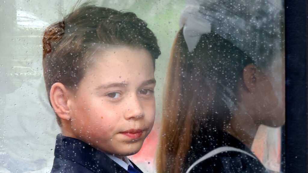 הנסיך ג'ורג' לומד להטיס מטוסים - וכן, הוא רק בן 11