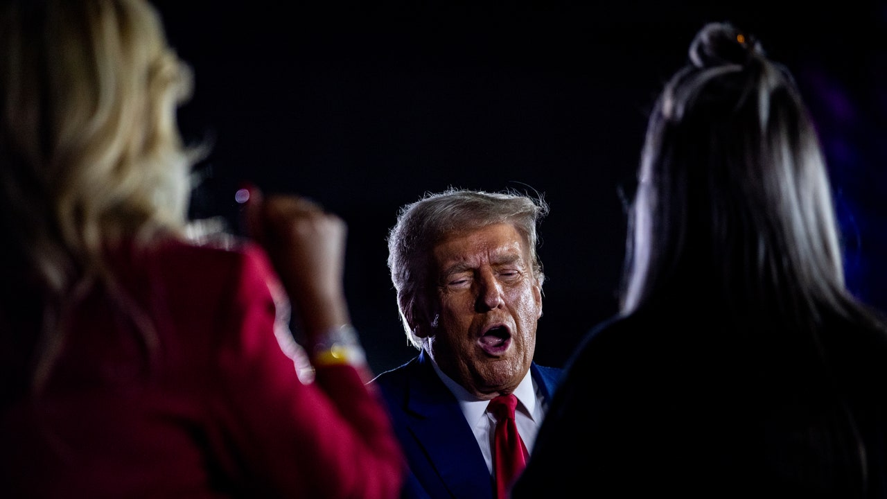 הסחורה האחרונה של דונלד טראמפ: שעון אספנות בסך 100,000 דולר עוקב אחר גיחות לתוך נעלי ספורט ותנ"ך זהב