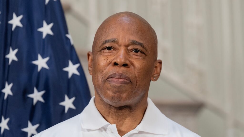 הפד חפש את מקום מגוריו של אריק אדמס לאחר כתב אישום פלילי היסטורי