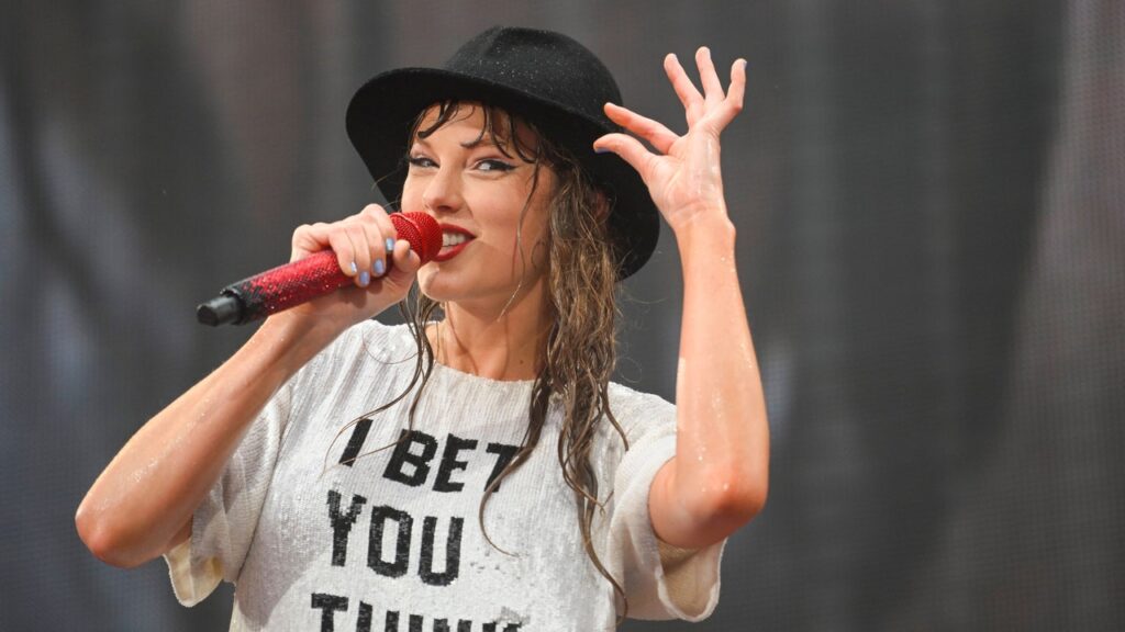 טיילור סוויפט תומכת בקמאלה האריס, ועם בדיחה של "גברת חתולה ללא ילדים".