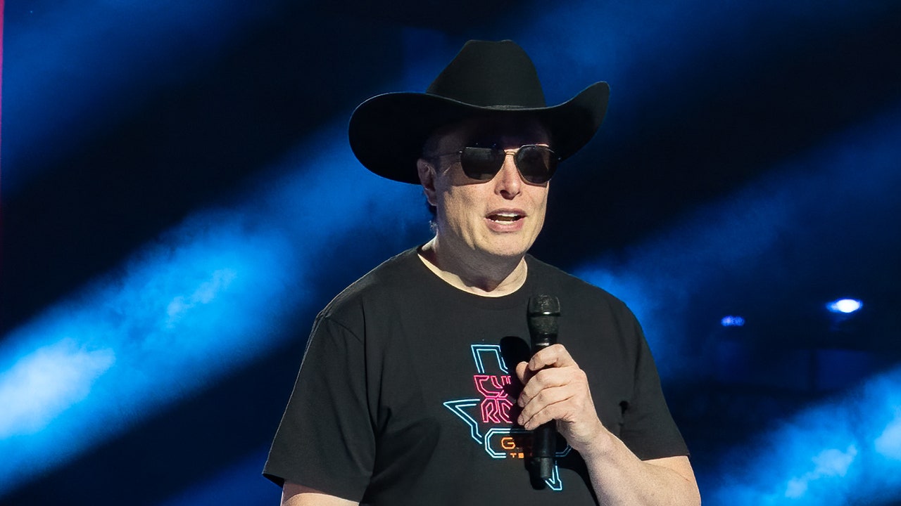 קלפים נגד האנושות תובעים את SpaceX של אילון מאסק "בנקמה גדולה ובכעס זועם" על הסגת גבול