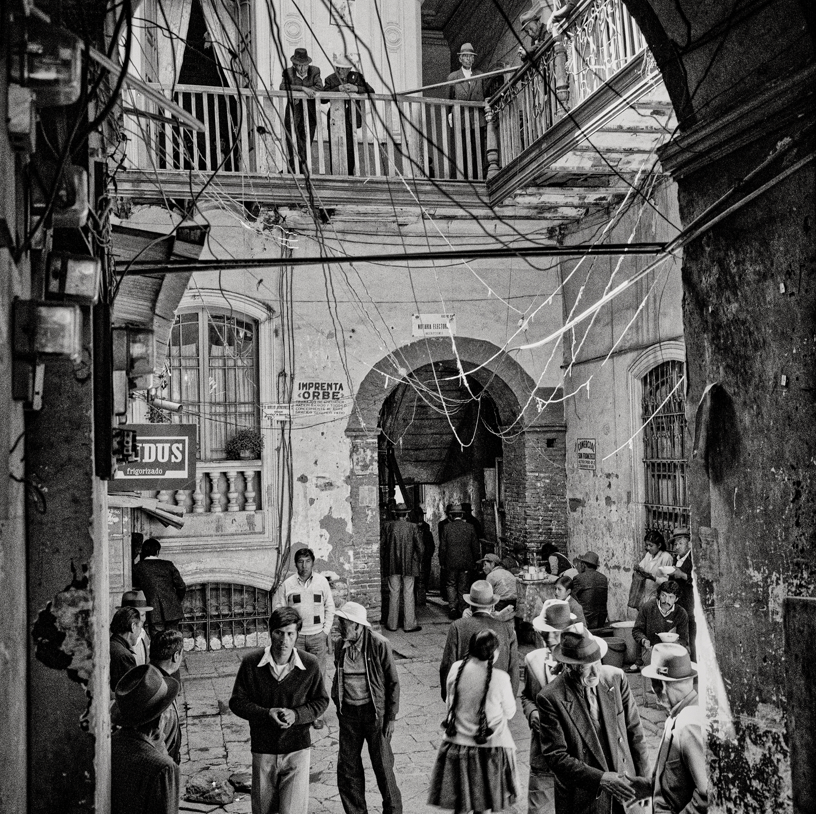 התמונה עשויה להכיל אדם מבוגר ביגוד כובע ילד עיר אדריכלות בניין קשת כביש רחוב עירוני ופנים