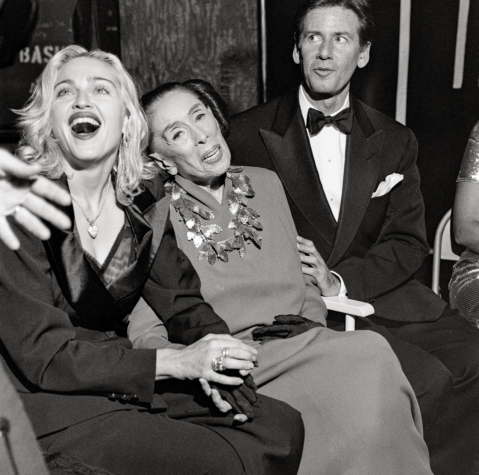 התמונה עשויה להכיל את מדונה מרתה גרהם קלווין קליין ביגוד חליפת לבוש רשמי אביזרי טוקסידו עניבה ומבוגרים