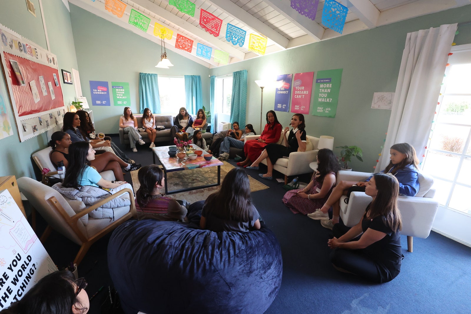 התמונה עשויה להכיל צמח אדם מבוגר אנשים מנורה ביגוד הנעלה נעליים ריהוט כיסא ואומנות