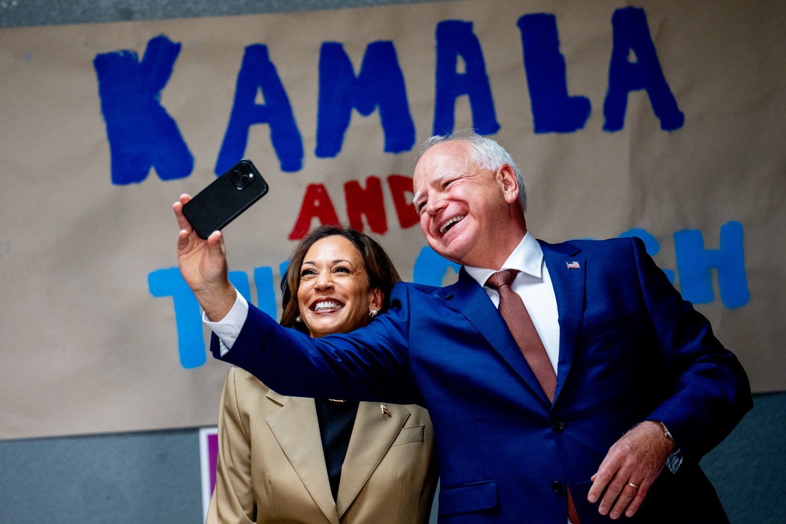 התמונה עשויה להכיל את Tim Walz Kamala Harris בלייזר מעיל מעיל צילום ראש אדם פנים וסלפי