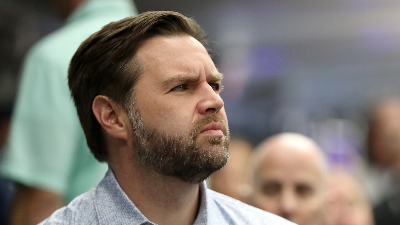 JD Vance אומר שזה "מטורף" להימנע מלדת ילדים בגלל שינויי אקלים