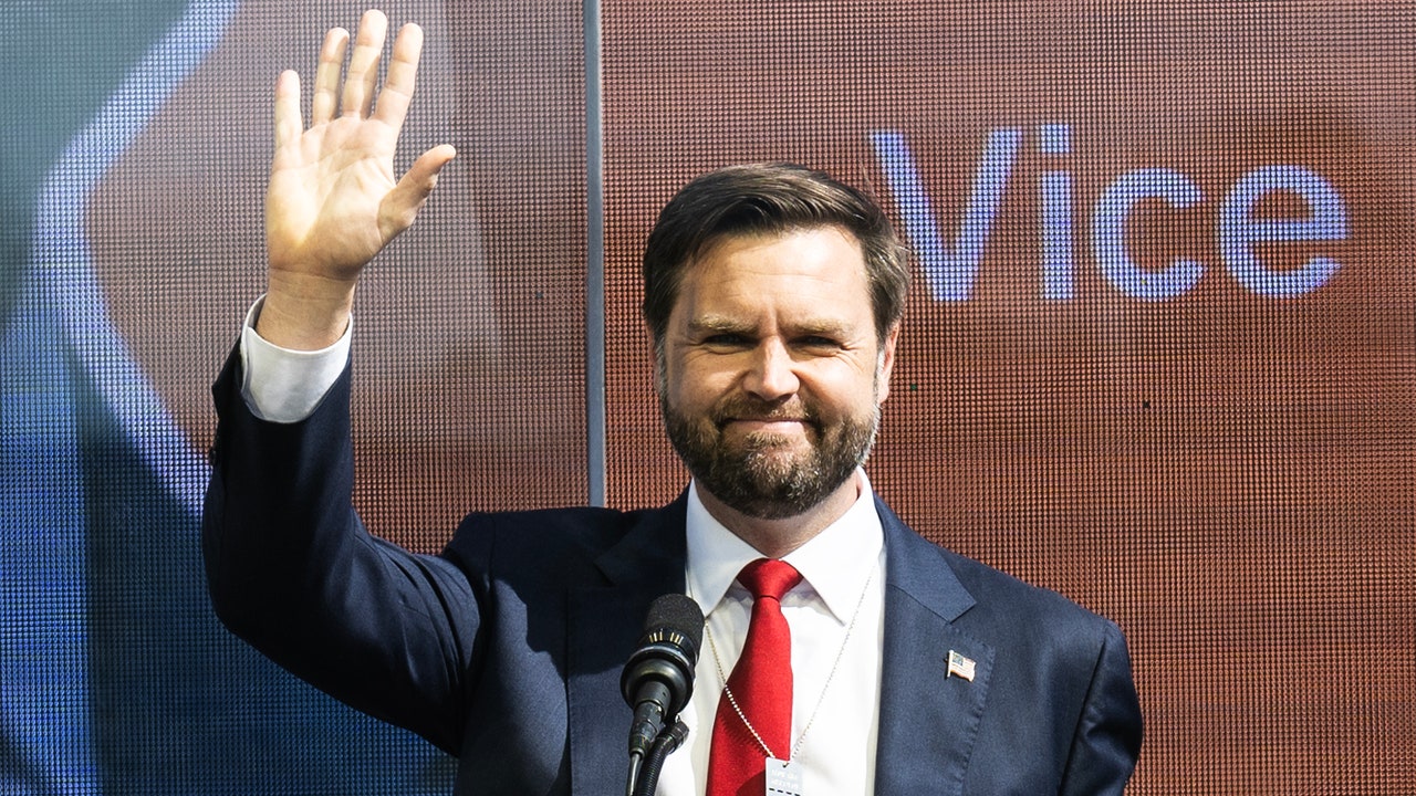 JD Vance דיבר עם כמה "עובדי רכב למען טראמפ" בעצרת בדטרויט. אבל הם היו למעשה הונאה.