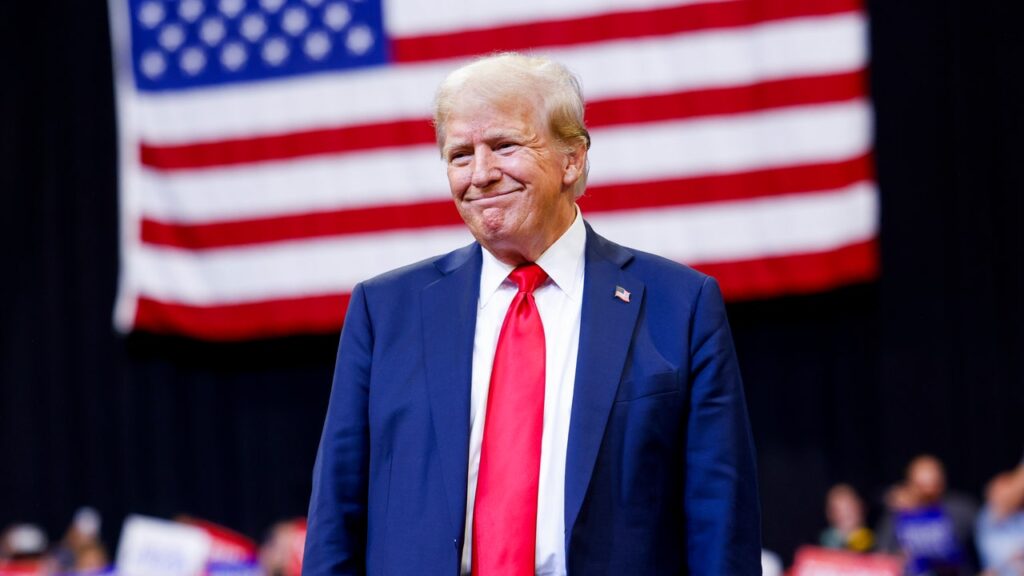 איש ההגירה של טראמפ מציע אלטרנטיבה להפרדה משפחתית: גירוש משפחות שלמות