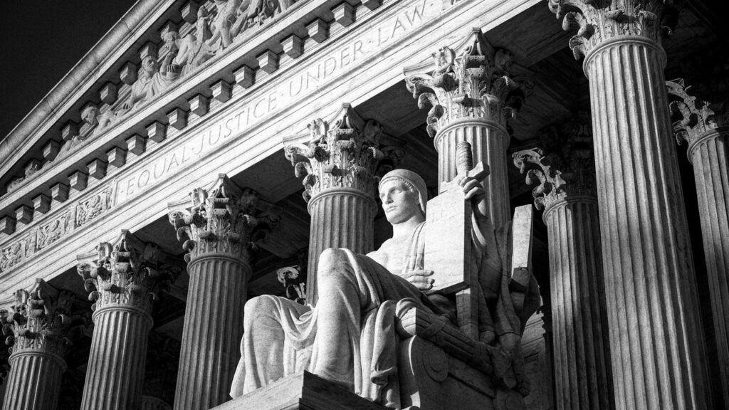 בית המשפט העליון לא יכול להימלט מבלגן משלו על אקדחים, הפלות ודונלד טראמפ