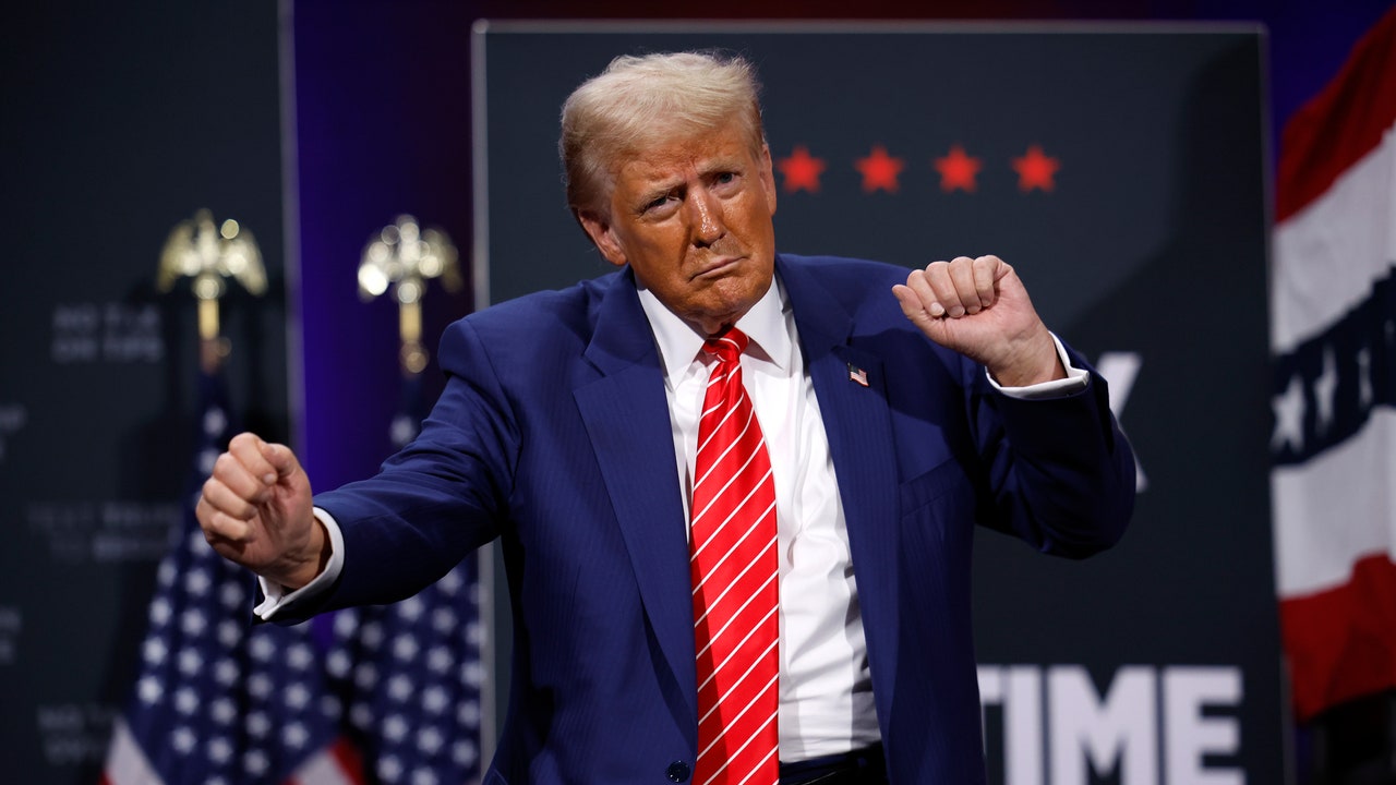 דונלד טראמפ מכנה את עצמו "אבי ההפריה החוץ גופית", ואז אומר שהוא למד מה היה הפריה חוץ גופית רק השנה, בבית העירייה בנושאי נשים