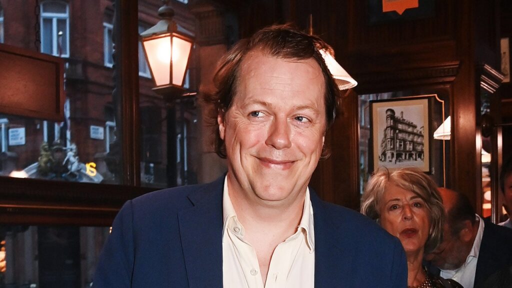 המלכה קמילה טורפת את הביצים במשך "20 עד 30 דקות" וצולה עוף עם "כל השומנים המכוערים"