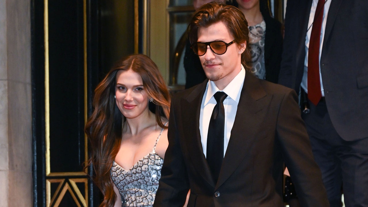 חתונתה של מילי בובי בראון לג'ייק בונג'ובי הונחה על ידי מתיו מודין, הדברים המוזרים שלה "אבא"