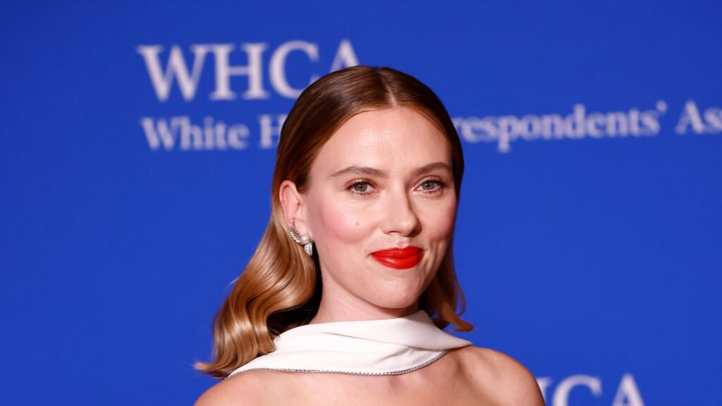 סקרלט ג'והנסון מרכיבה את הנוקמים כדי להילחם בדונלד טראמפ