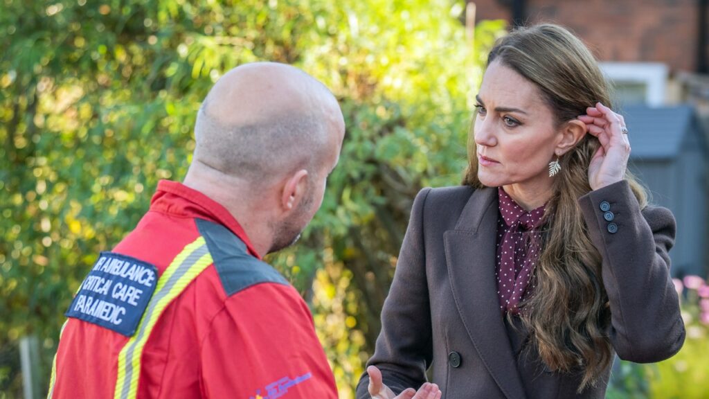 קייט מידלטון עונדת תכשיטים סמליים בזמן פגישה עם משפחות סאות'פורט אבלות