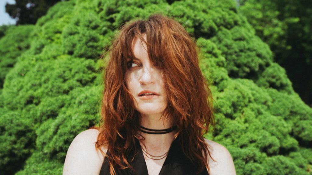 קייטי גאווין של מונה על הפיכת "הרבה רגשות" לאלבום הסולו הראשון שלה - ונכנסת לצ'אפל רואן