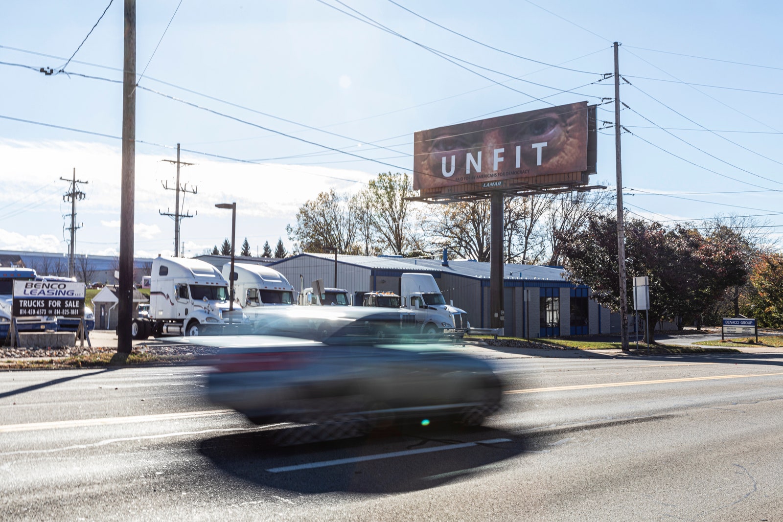 התמונה עשויה להכיל פרסומת לכלי רכב משאית תחבורה עירונית בניין אדריכלות רכב עמוד בית מלון ושירותים