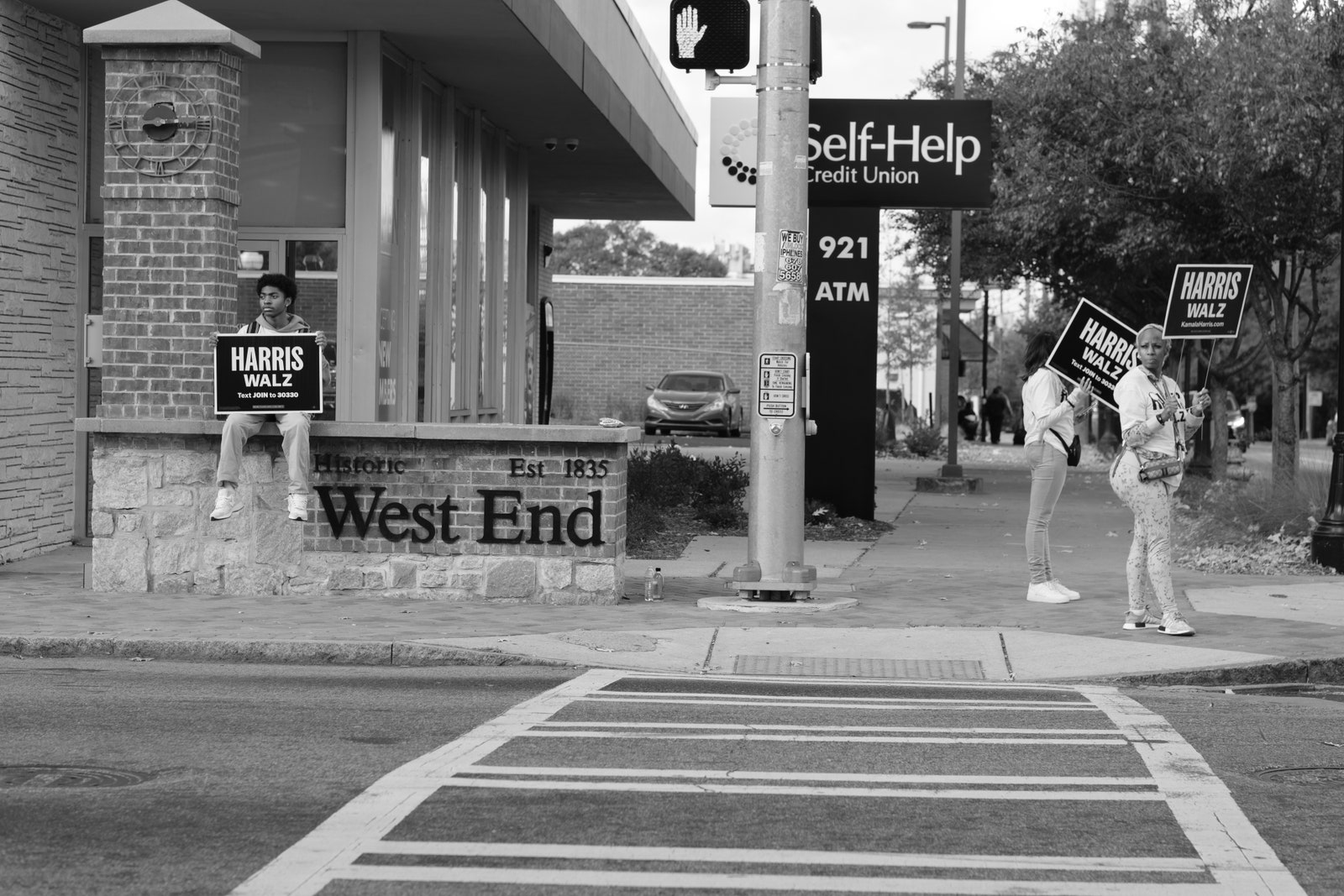 התמונה עשויה להכיל את Hamza Choudhury Path Road Sidewalk Road אספנות רכב תחבורה רכב עיר ורחוב