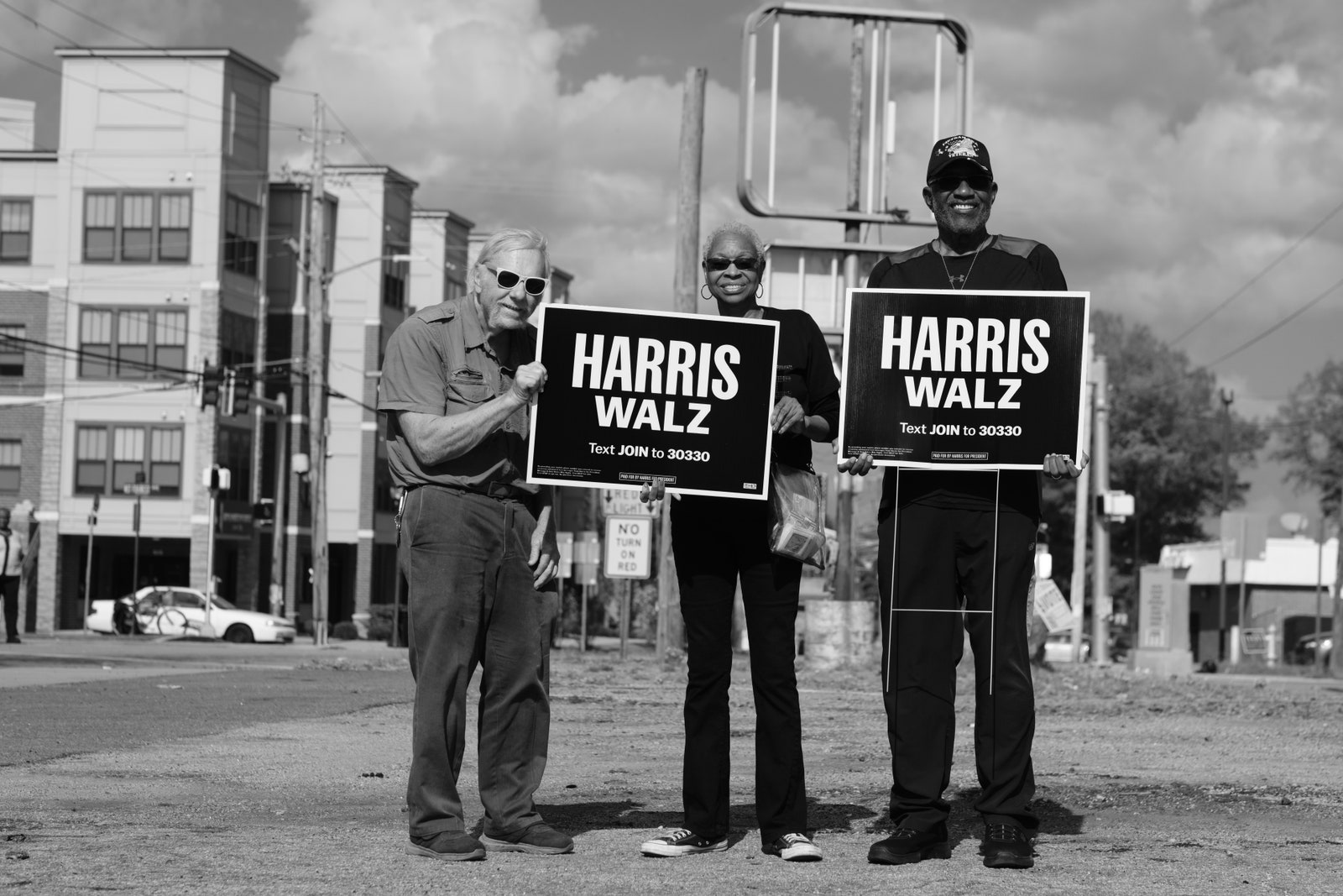 התמונה עשויה להכיל את Bobby Bell Muriel Petioni אנשים אדם אביזרים למבוגרים תיק תיק פרסומת ולבוש