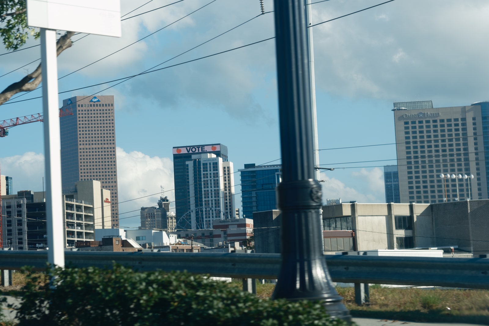 התמונה עשויה להכיל עיר עירוני מטרופולין אדריכלות בניין משרדים בניין משרדים נוף עירוני דיור דירות ורבי קומות